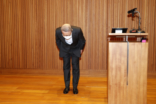 홍원식 전 남양유업 회장이 모든 지분을 매각했다. 사진은 홍 전 회장이 기자회견 중 회장직 사퇴를 밝히는 모습. <연합뉴스>